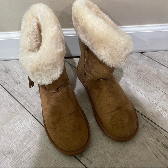 Apres By Lamo Womens Faux Fur Tan Camel Boots Size 9 wore once perfect - Picture 2 of 4